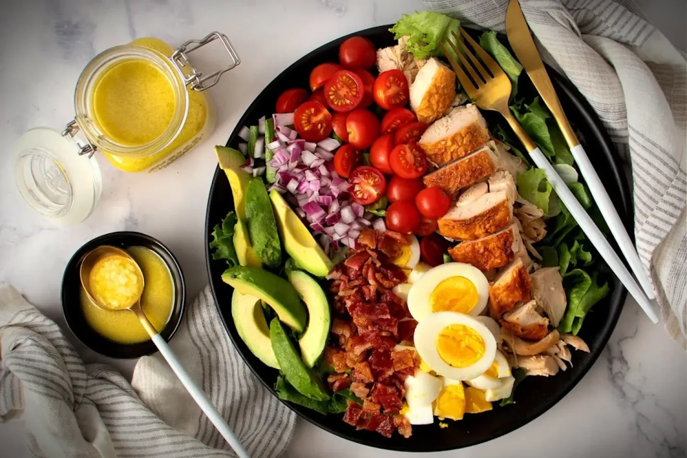Ensalada Cobb clásica con aceite de oliva virgen extra y aderezo de queso azul